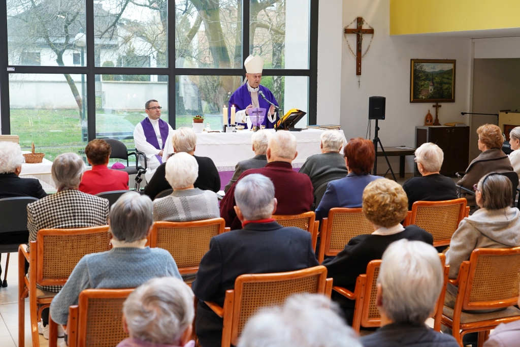 ​Biskup Mrzljak pohodio Dom za starije i nemoćne osobe Varaždin